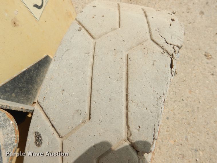 image for item HU9509 2005 JLG 2630ES  scissor lift