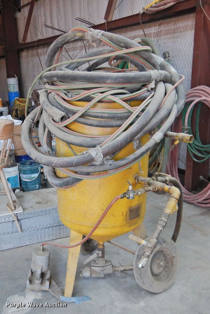 Sandblasting pot in Amarillo, TX Item HU9538 sold Purple Wave