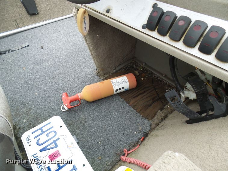 image for item DC2914 2002 Tracker Pro Crappie 175  boat