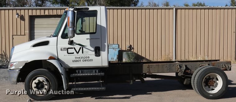 image for item DD6153 2007 International 4300  truck cab and chassis