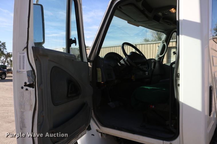 image for item DD6153 2007 International 4300  truck cab and chassis