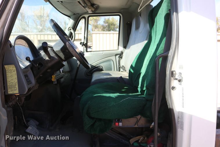 image for item DD6153 2007 International 4300  truck cab and chassis