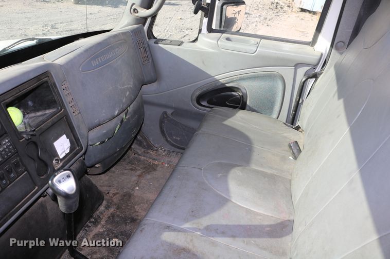 image for item DD6153 2007 International 4300  truck cab and chassis