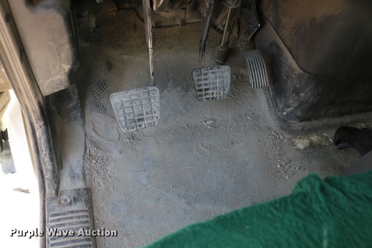 image for item DD6153 2007 International 4300  truck cab and chassis