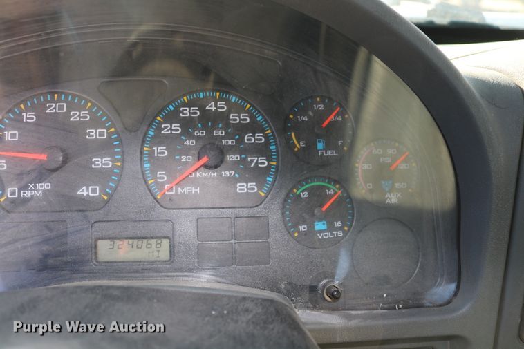 image for item DD6153 2007 International 4300  truck cab and chassis