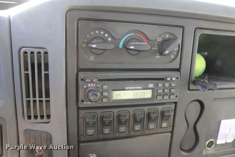 image for item DD6153 2007 International 4300  truck cab and chassis