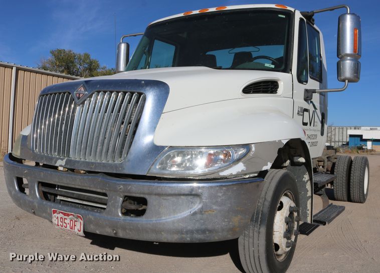 image for item DD6153 2007 International 4300  truck cab and chassis