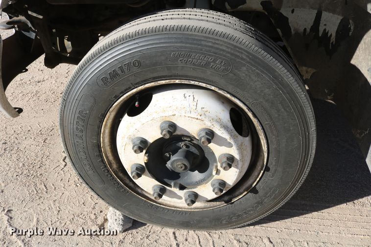 image for item DD6153 2007 International 4300  truck cab and chassis