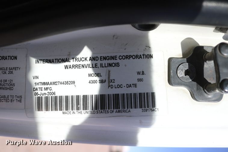 image for item DD6153 2007 International 4300  truck cab and chassis