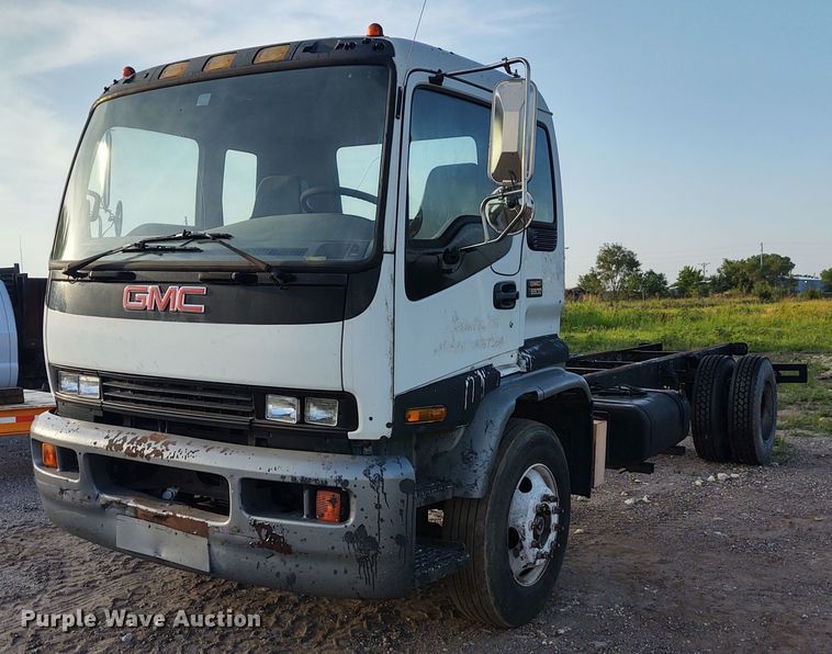 image for item DE7006 2001 GMC T6600  truck cab and chassis