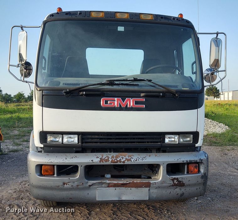 image for item DE7006 2001 GMC T6600  truck cab and chassis