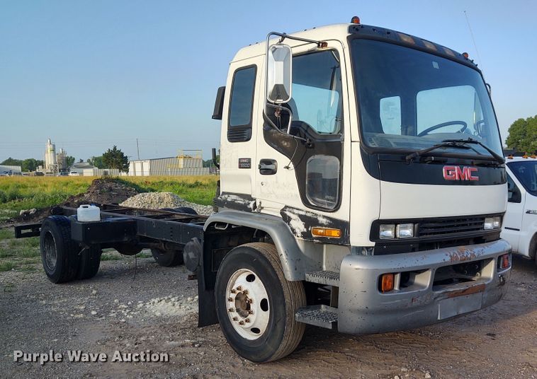 image for item DE7006 2001 GMC T6600  truck cab and chassis