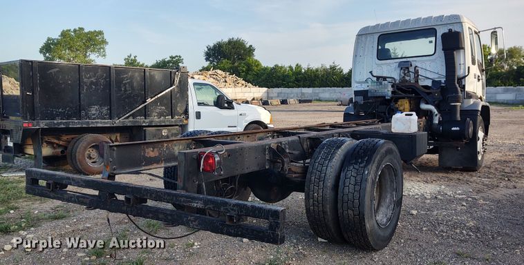 image for item DE7006 2001 GMC T6600  truck cab and chassis