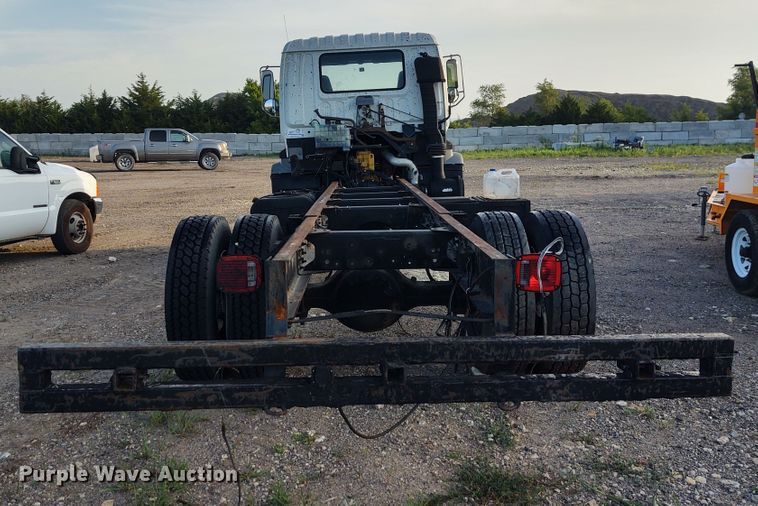 image for item DE7006 2001 GMC T6600  truck cab and chassis