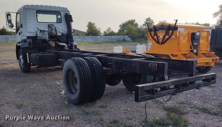 image for item DE7006 2001 GMC T6600  truck cab and chassis