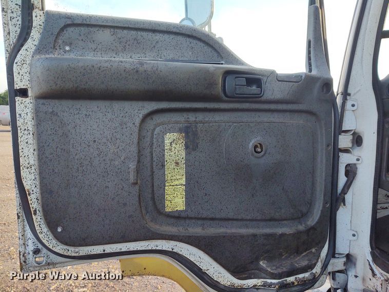 image for item DE7006 2001 GMC T6600  truck cab and chassis