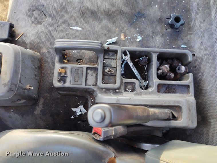 image for item DE7006 2001 GMC T6600  truck cab and chassis