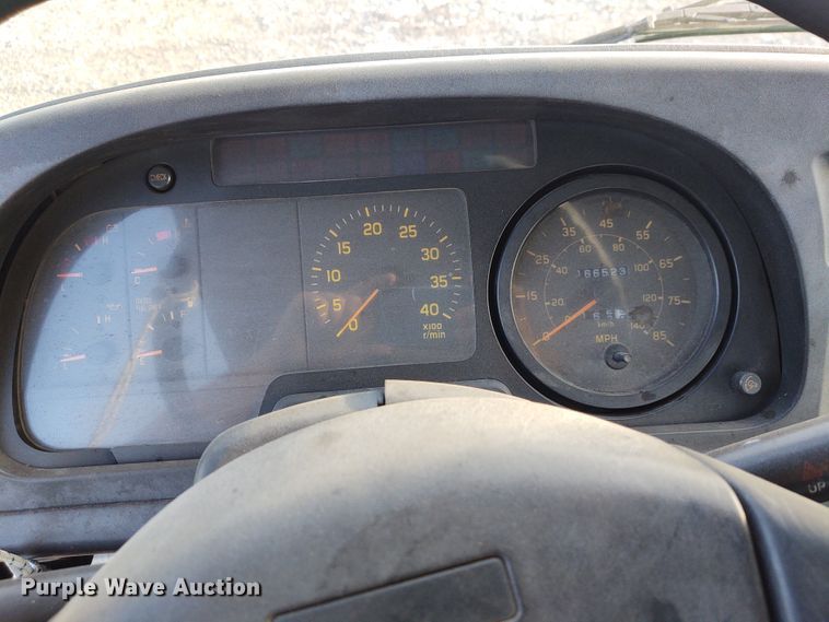 image for item DE7006 2001 GMC T6600  truck cab and chassis