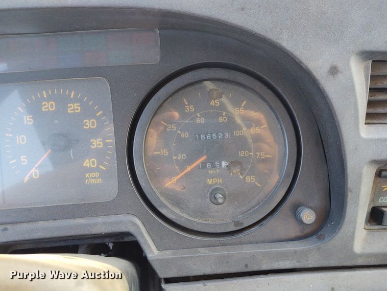 image for item DE7006 2001 GMC T6600  truck cab and chassis