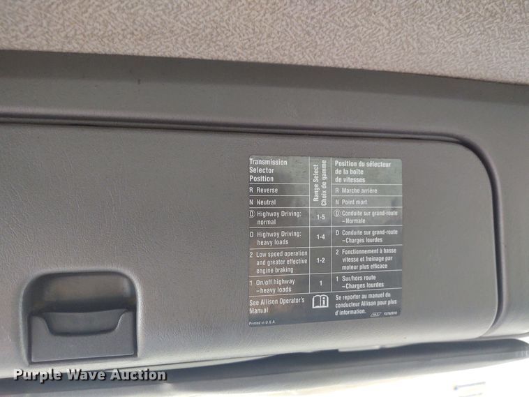 image for item DE7006 2001 GMC T6600  truck cab and chassis