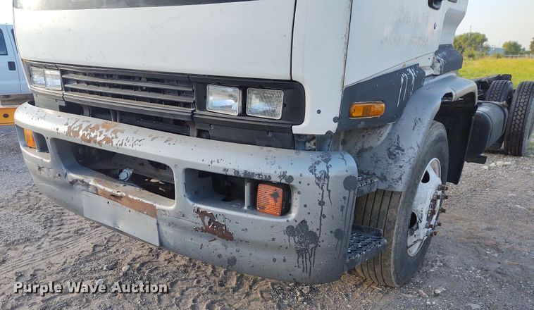 image for item DE7006 2001 GMC T6600  truck cab and chassis