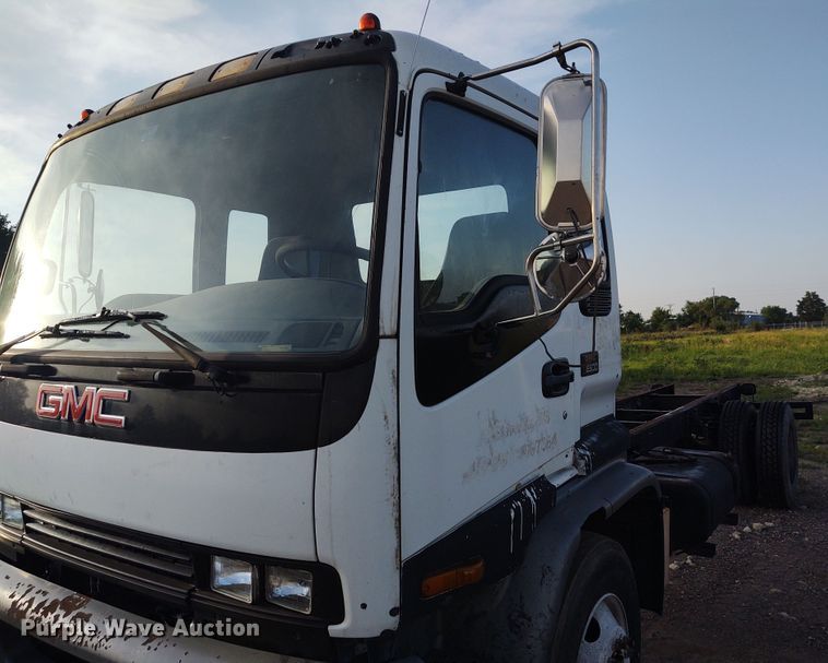 image for item DE7006 2001 GMC T6600  truck cab and chassis