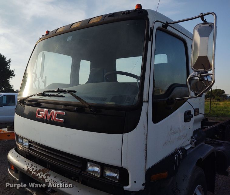 image for item DE7006 2001 GMC T6600  truck cab and chassis