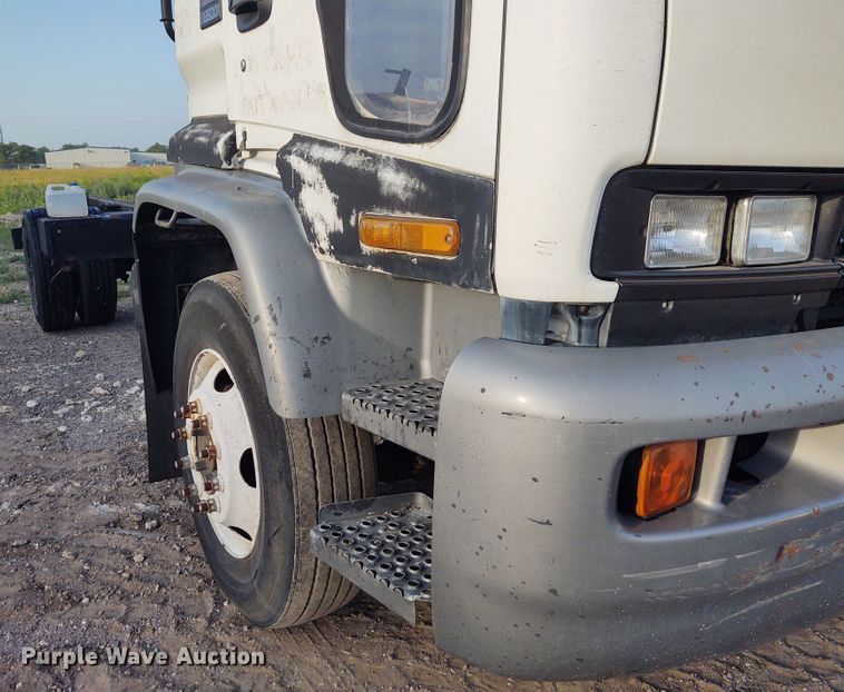 image for item DE7006 2001 GMC T6600  truck cab and chassis