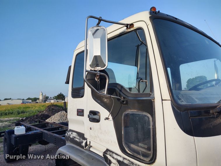 image for item DE7006 2001 GMC T6600  truck cab and chassis