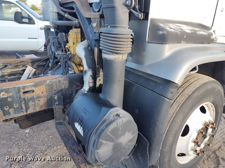 image for item DE7006 2001 GMC T6600  truck cab and chassis