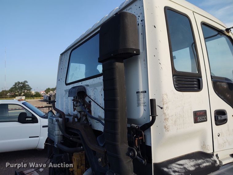 image for item DE7006 2001 GMC T6600  truck cab and chassis