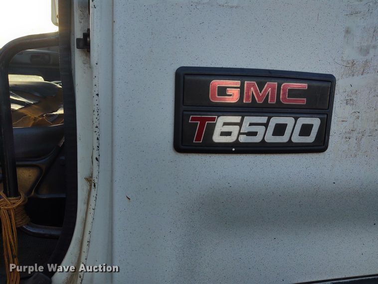 image for item DE7006 2001 GMC T6600  truck cab and chassis