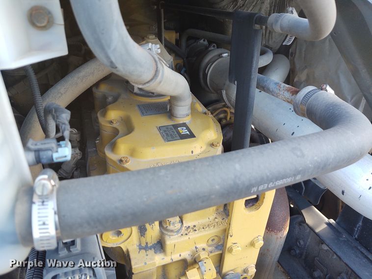 image for item DE7006 2001 GMC T6600  truck cab and chassis