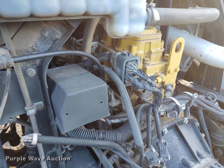 image for item DE7006 2001 GMC T6600  truck cab and chassis