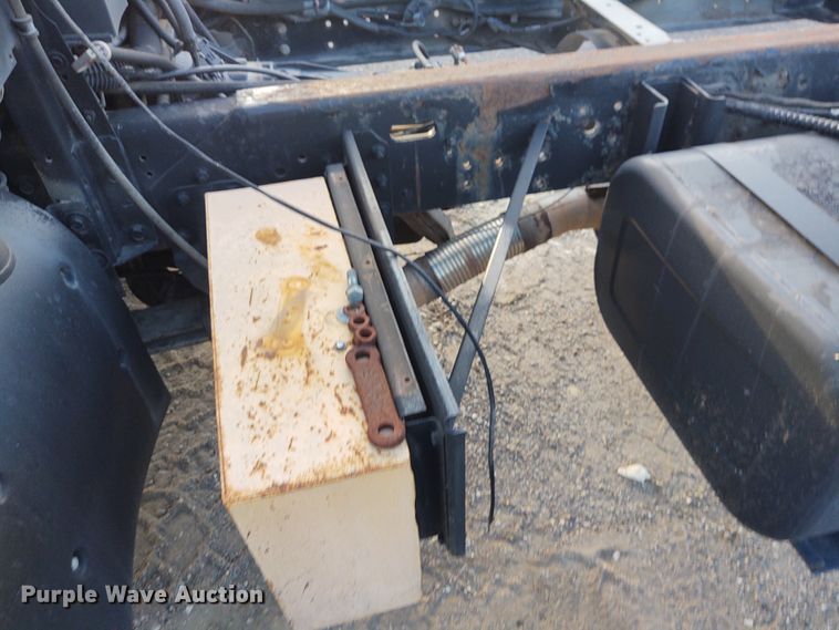 image for item DE7006 2001 GMC T6600  truck cab and chassis