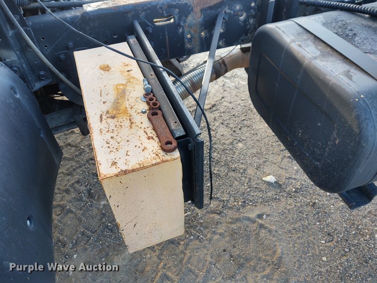 image for item DE7006 2001 GMC T6600  truck cab and chassis