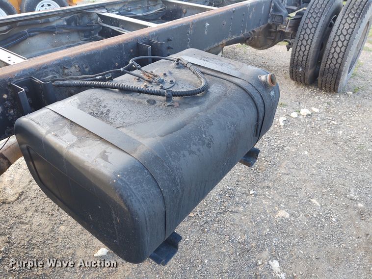 image for item DE7006 2001 GMC T6600  truck cab and chassis