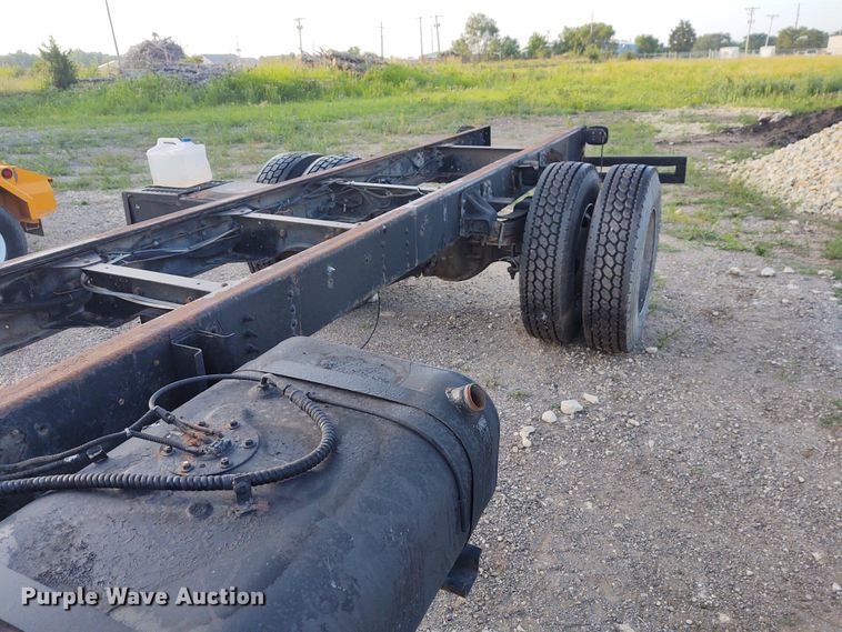 image for item DE7006 2001 GMC T6600  truck cab and chassis