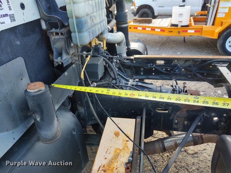 image for item DE7006 2001 GMC T6600  truck cab and chassis