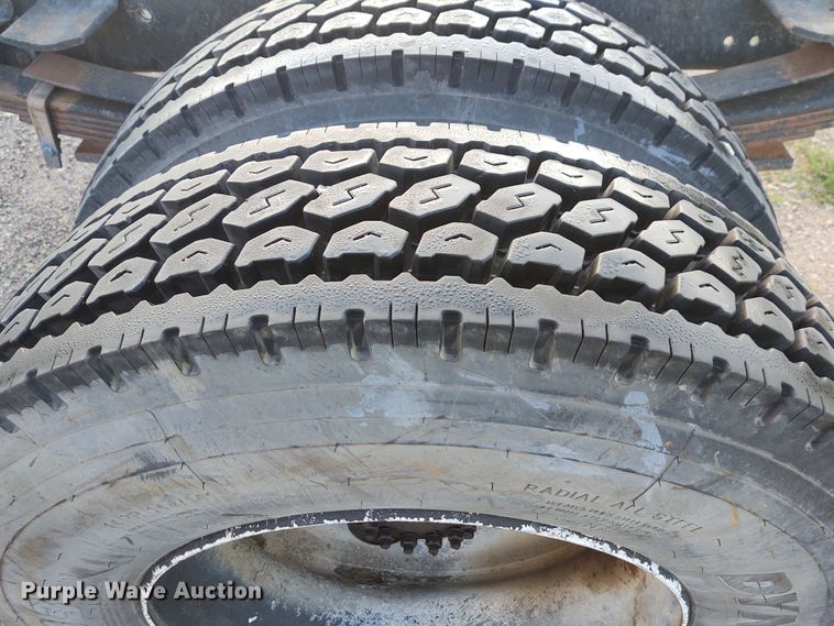 image for item DE7006 2001 GMC T6600  truck cab and chassis