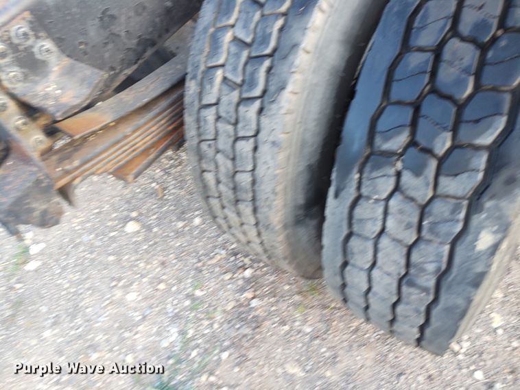 image for item DE7006 2001 GMC T6600  truck cab and chassis