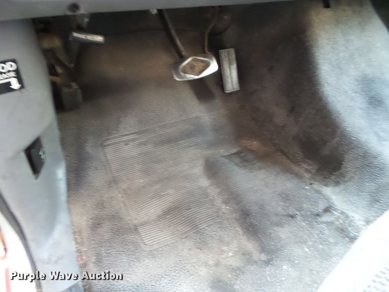 image for item DF0902 1997 Ford F350 XL  box truck