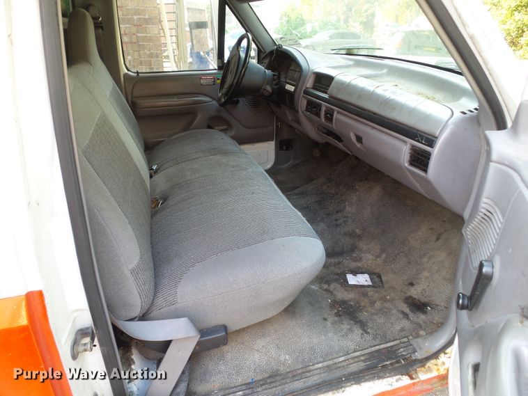 image for item DF0902 1997 Ford F350 XL  box truck