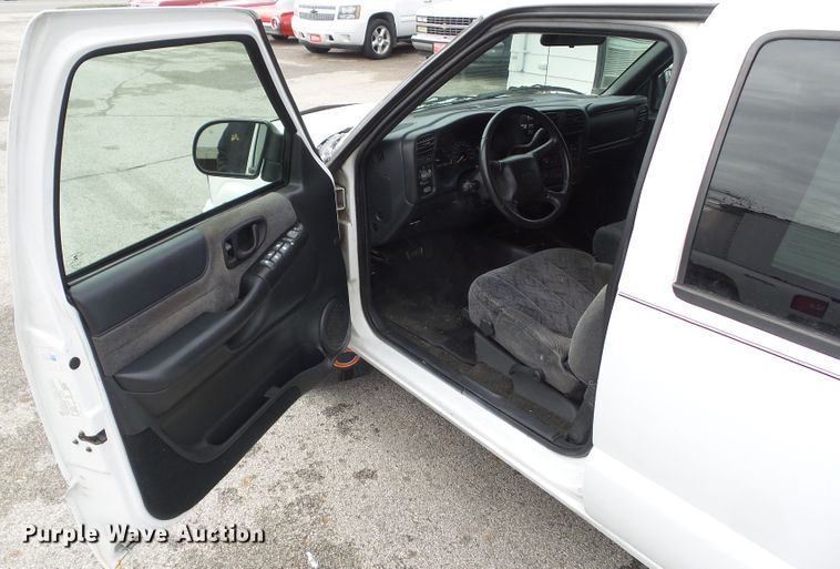 image for item DF0930 2002 GMC Sonoma  Crew Cab pickup truck