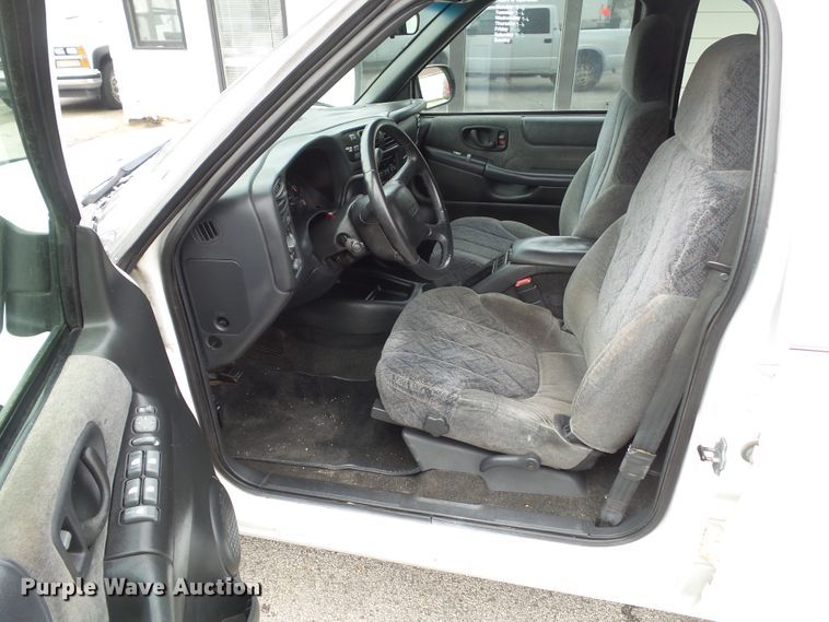 image for item DF0930 2002 GMC Sonoma  Crew Cab pickup truck
