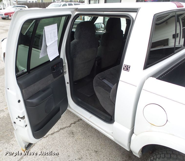 image for item DF0930 2002 GMC Sonoma  Crew Cab pickup truck