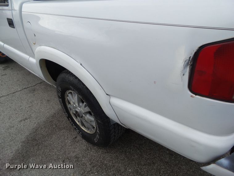 image for item DF0930 2002 GMC Sonoma  Crew Cab pickup truck