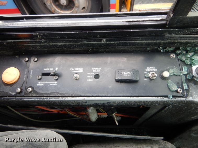 image for item DF3081 2007 Gillig G27D102N4 shuttle bus