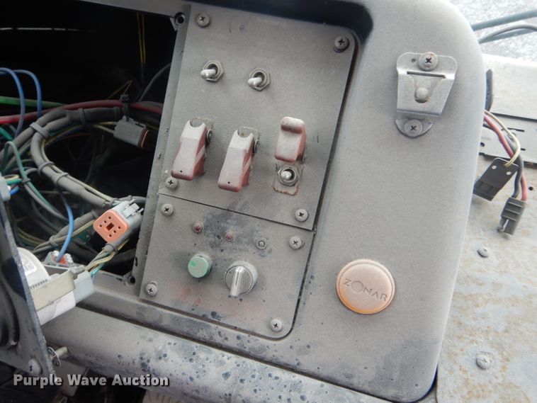 image for item DF3081 2007 Gillig G27D102N4 shuttle bus