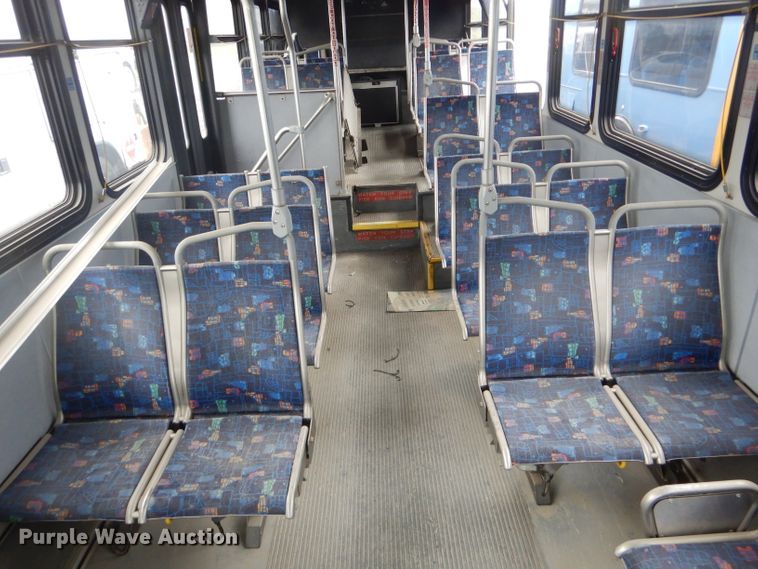 image for item DF3081 2007 Gillig G27D102N4 shuttle bus